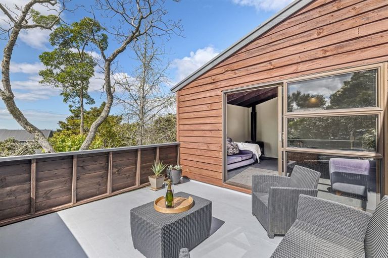 Photo of property in 21 Longfellow Parade, Glen Eden, Auckland, 0604