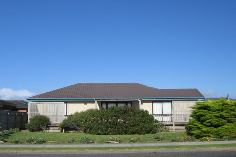 Photo of property in 132 Field Way, Waikanae Beach, Waikanae, 5036