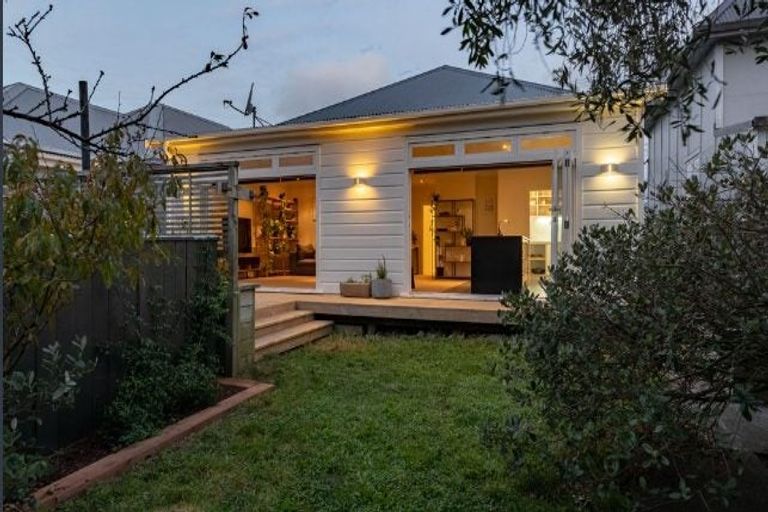 Photo of property in 30 Ross Street, Kilbirnie, Wellington, 6022