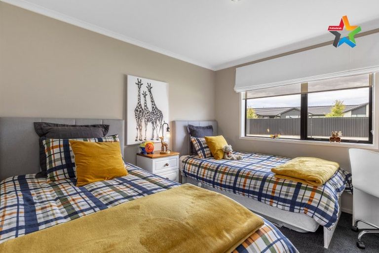 Photo of property in 16 Court Of Ascot, Seaward Bush, Invercargill, 9812