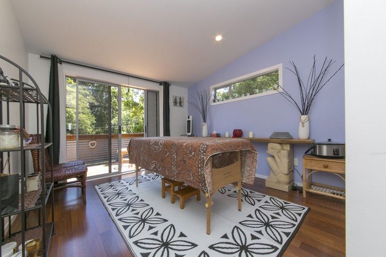 Photo of property in 56 Hollywood Avenue, Titirangi, Auckland, 0604