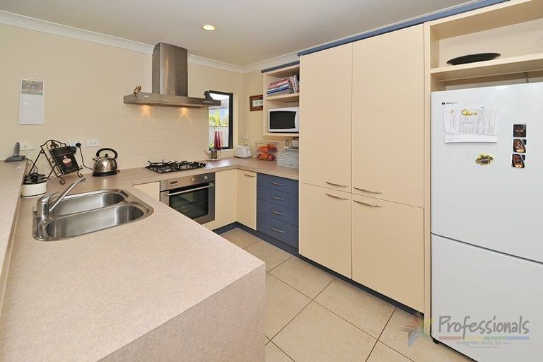 Photo of property in 10 Belfry Place, Wattle Downs, Auckland, 2103