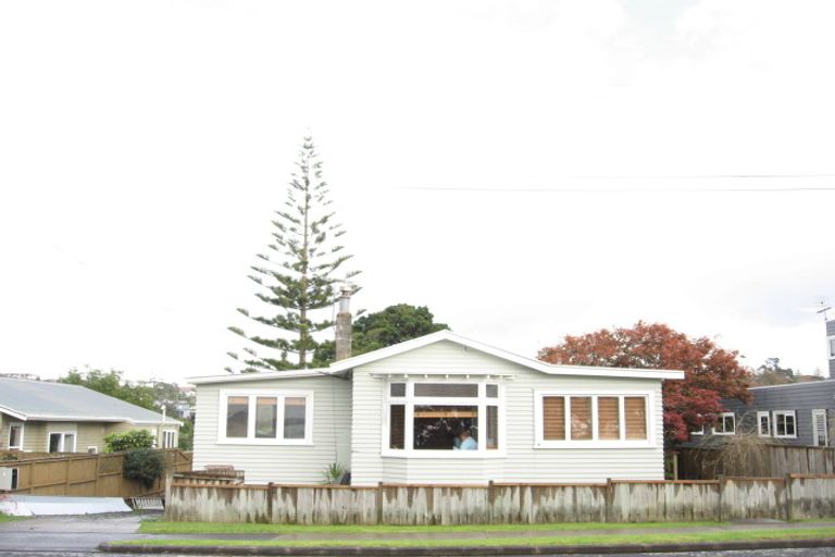 Photo of property in 18 Marine Parade, Mellons Bay, Auckland, 2014