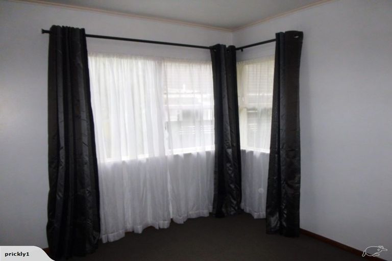 Photo of property in 2 Taupo Street, Green Bay, Auckland, 0604