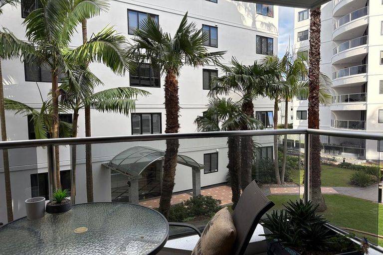 Photo of property in 1f/175 Hurstmere Road, Takapuna, Auckland, 0622