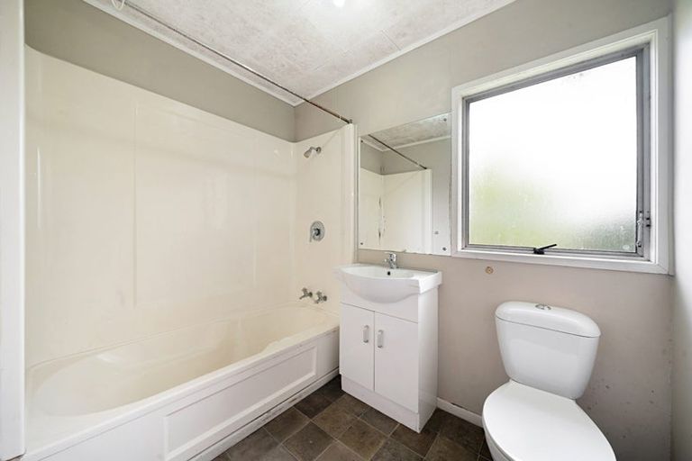 Photo of property in 13 Landow Place, Henderson, Auckland, 0612