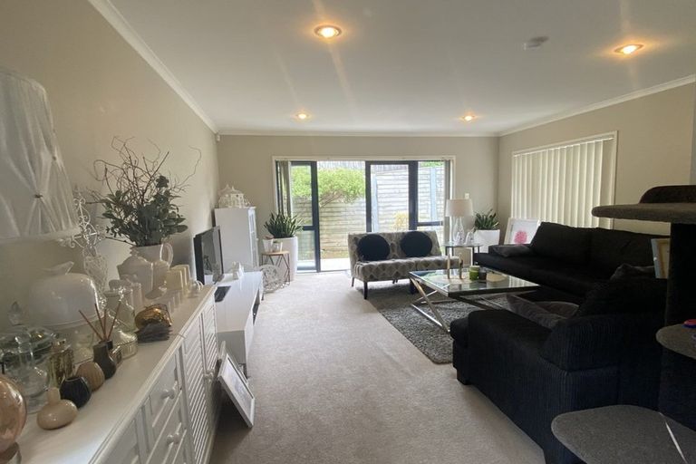 Photo of property in 33 Sonoma Crescent, Oteha, Auckland, 0632