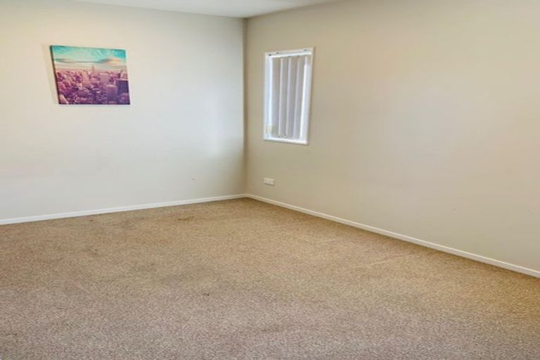 Photo of property in 36 Ray Small Drive, Papakura, 2110