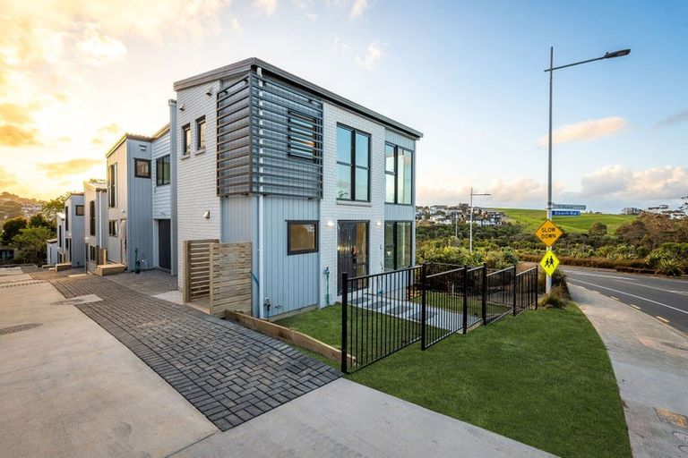 Photo of property in 1/1090 Beach Road, Torbay, Auckland, 0630