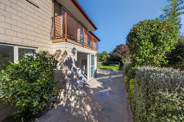 Photo of property in 31 Willowview Drive, Redwood, Christchurch, 8051
