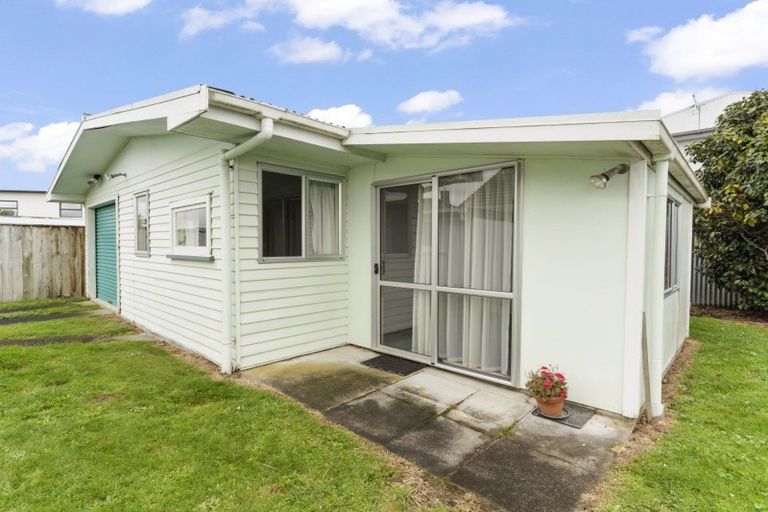 Photo of property in 27 Ashford Avenue, Hokowhitu, Palmerston North, 4410