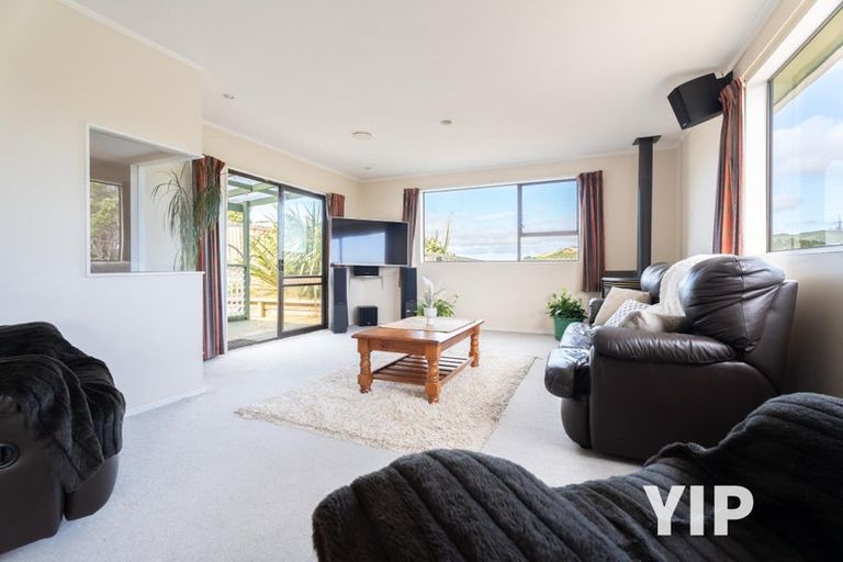 Photo of property in 20 Lyndfield Lane, Newlands, Wellington, 6037