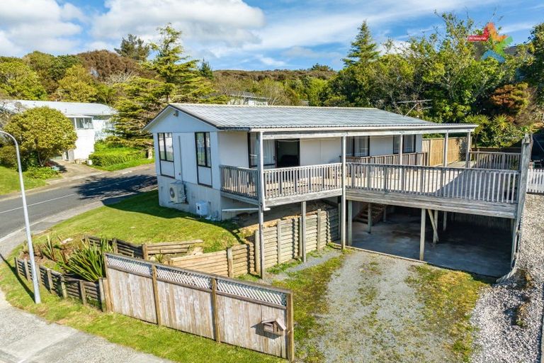 Photo of property in 1 Mcmanaway Grove, Stokes Valley, Lower Hutt, 5019