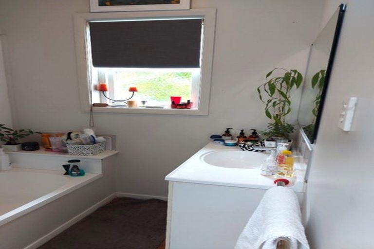 Photo of property in 66 Pinehaven Road, Pinehaven, Upper Hutt, 5019