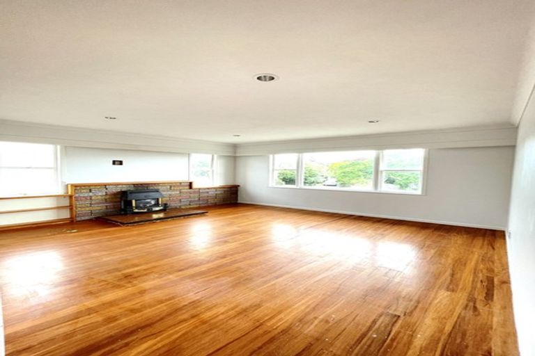 Photo of property in 33 Peach Road, Glenfield, Auckland, 0629