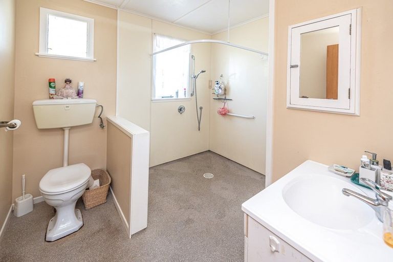 Photo of property in 4 Glenn Street, Castlecliff, Whanganui, 4501