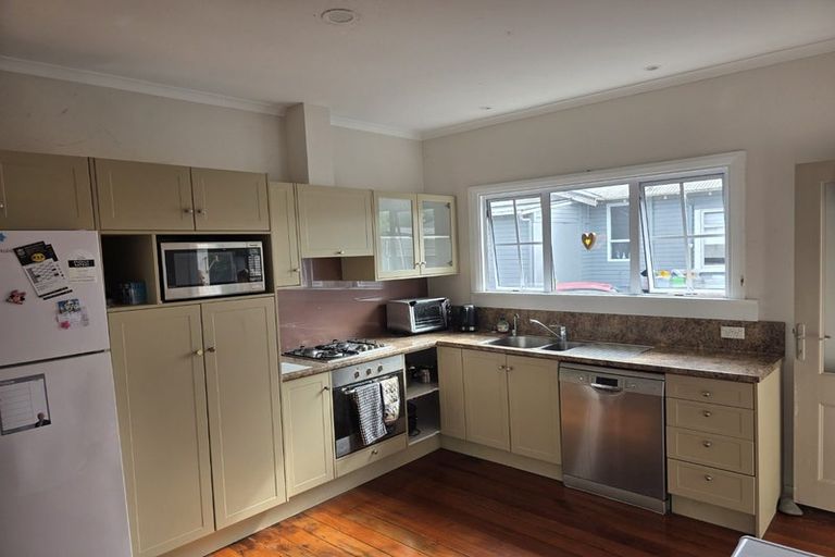 Photo of property in 28 List Street, Welbourn, New Plymouth, 4310