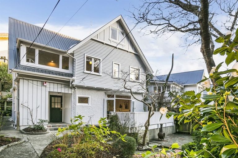 Photo of property in 15 Lower North Terrace, Kelburn, Wellington, 6012