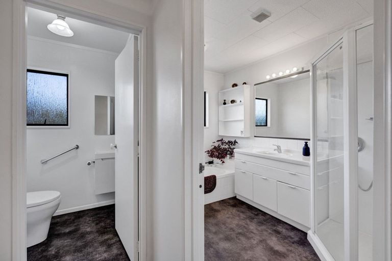 Photo of property in 14 Sequoia Grove, Merrilands, New Plymouth, 4312