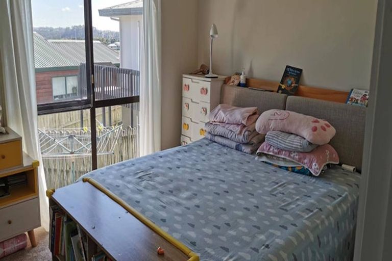 Photo of property in 2/17 Grenadine Place, Unsworth Heights, Auckland, 0632