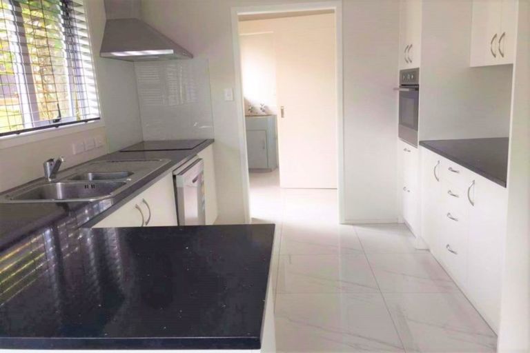 Photo of property in 2/16a Sunnynook Road, Sunnynook, Auckland, 0620