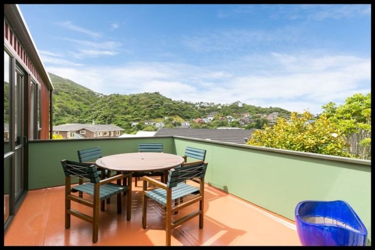 Photo of property in 2 Woodford Way, Crofton Downs, Wellington, 6035