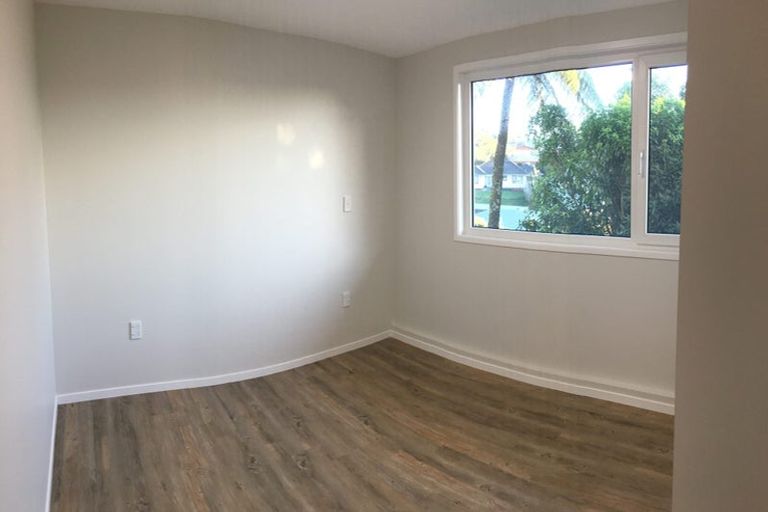 Photo of property in 11 Longcroft Terrace, Newlands, Wellington, 6037