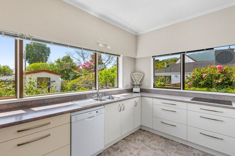 Photo of property in 51 Ngaio Road, Waikanae, 5036