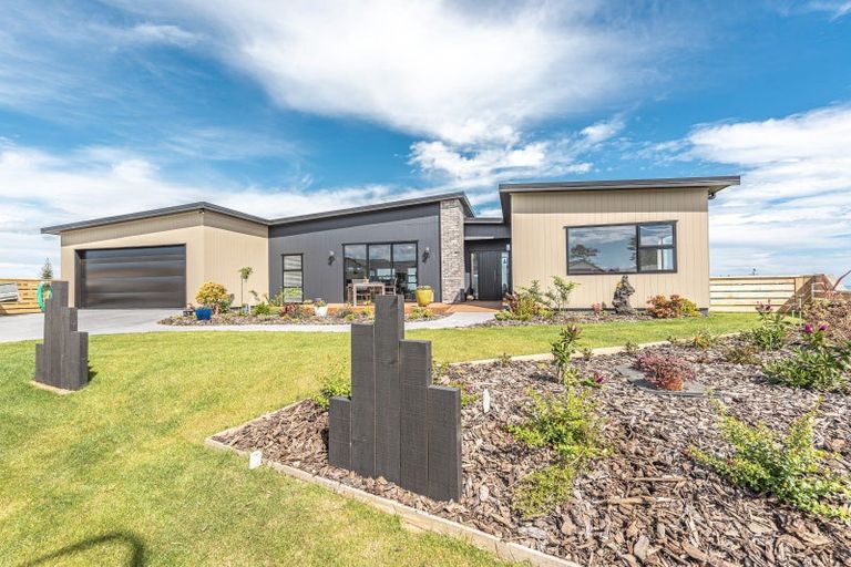 Photo of property in 37 Tirimoana Place, Otamatea, Whanganui, 4501