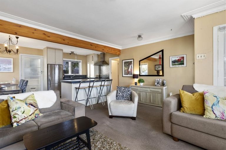 Photo of property in 389 Wairau Road, Totara Vale, Auckland, 0629