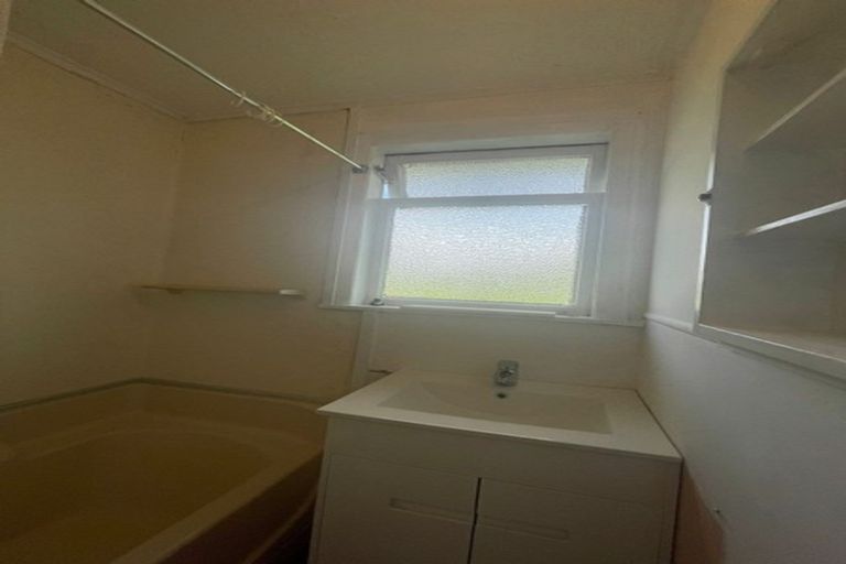 Photo of property in 28 Lincoln Park Avenue, Massey, Auckland, 0614