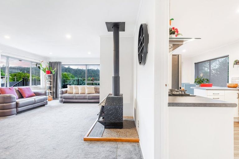 Photo of property in 19 Grassmere Road, Henderson Valley, Auckland, 0612