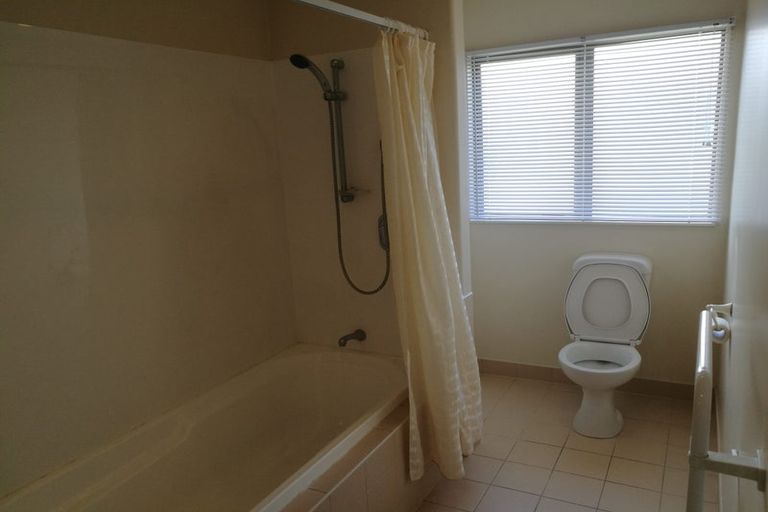 Photo of property in 19h Claremont Way, East Tamaki Heights, Auckland, 2016