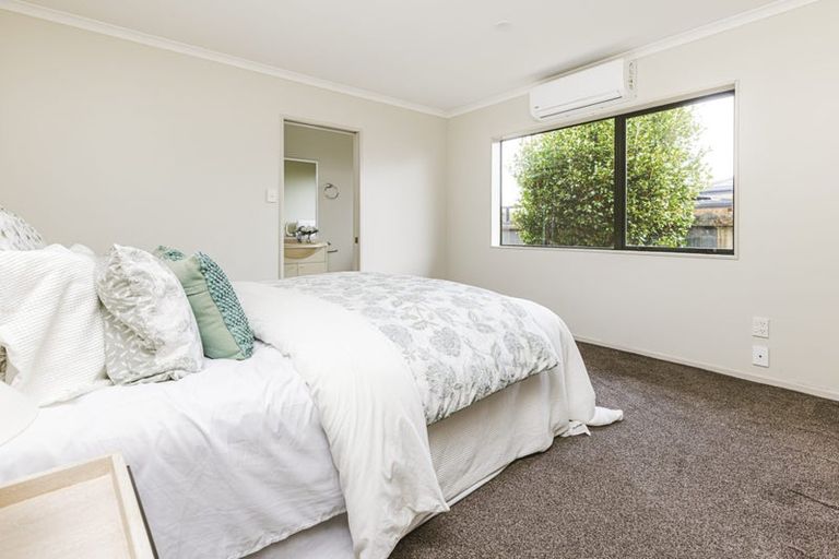 Photo of property in 26 Etherton Drive, Weymouth, Auckland, 2103