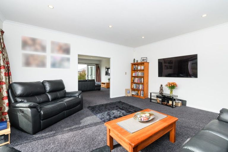 Photo of property in 4 Saint Heliers Grove, Fitzherbert, Palmerston North, 4410