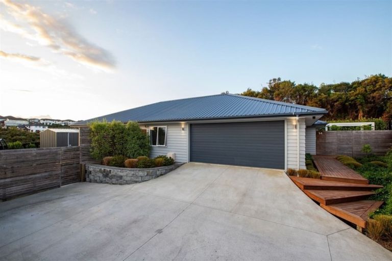 Photo of property in 14 Kahu Close, Orewa, 0931