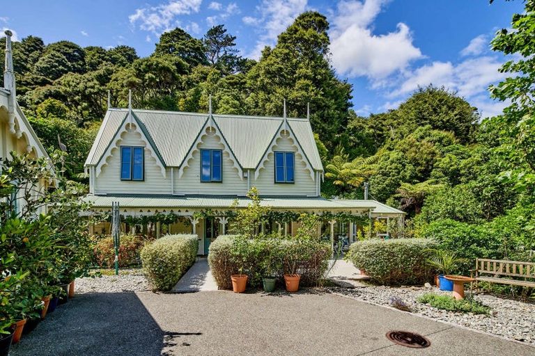 Photo of property in 15 Whiorau Grove, Lowry Bay, Lower Hutt, 5013