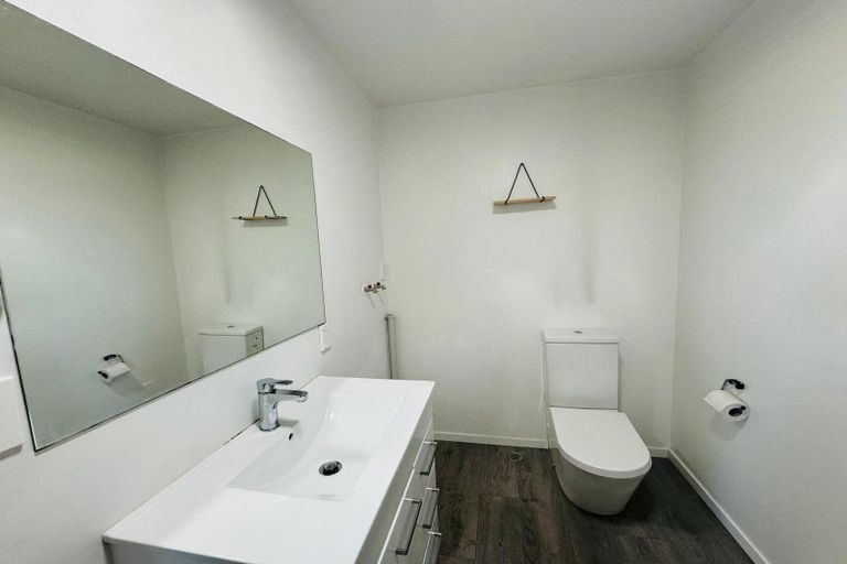 Photo of property in 3/4313 Great North Road, Glendene, Auckland, 0602