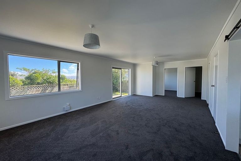 Photo of property in 8 Chetwode Grove, Newlands, Wellington, 6037