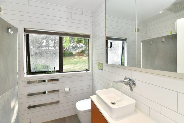 Photo of property in 30 Moontide Road, Kumeu, 0892
