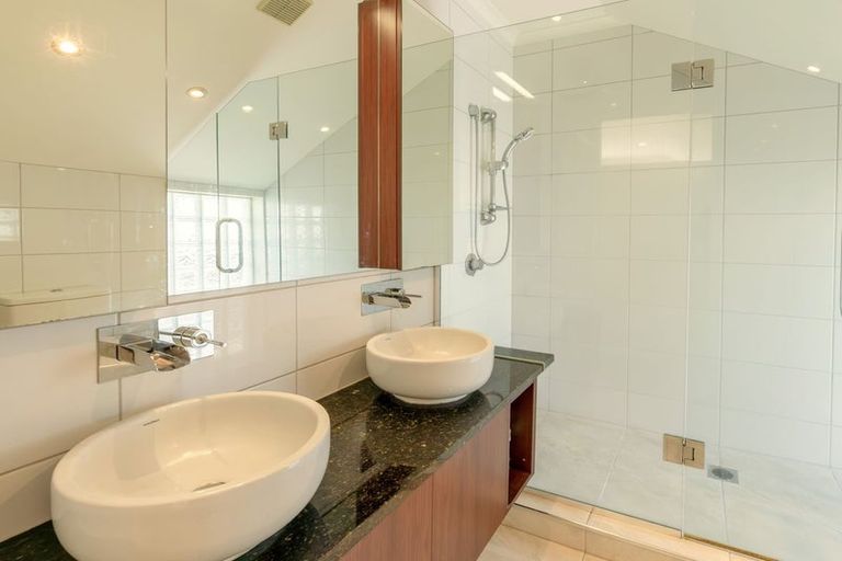 Photo of property in 40 Saint Andrews Square, Strowan, Christchurch, 8052