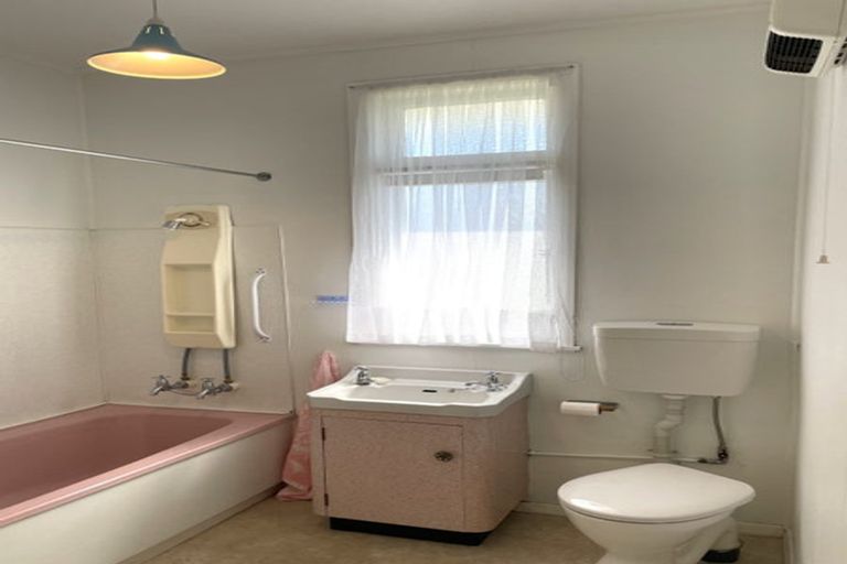 Photo of property in 100 Yule Street, Lyall Bay, Wellington, 6022