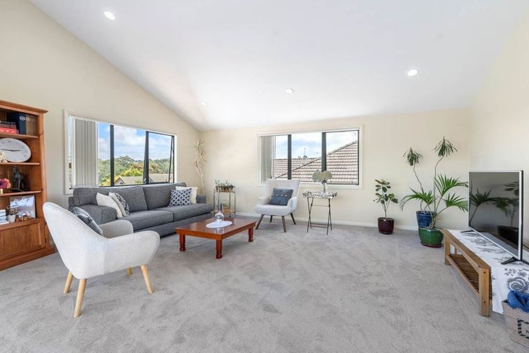 Photo of property in 2/230 East Coast Road, Forrest Hill, Auckland, 0620