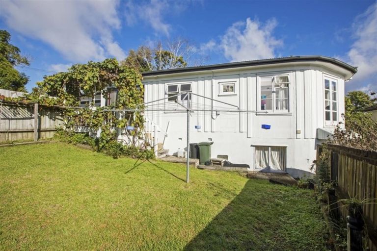 Photo of property in 183 Carlisle Road, Northcross, Auckland, 0632