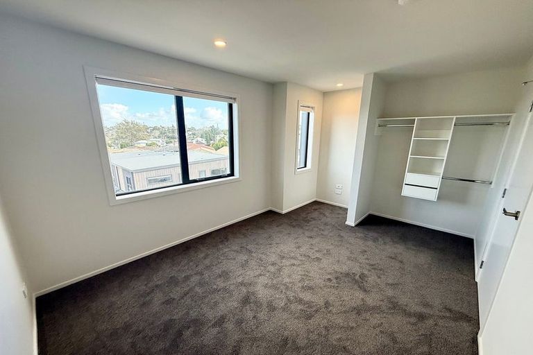 Photo of property in 3/506 Glenfield Road, Bayview, Auckland, 0629