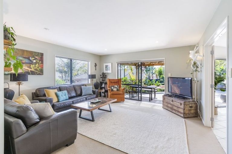 Photo of property in 16 Nimstedt Avenue, Oteha, Auckland, 0632