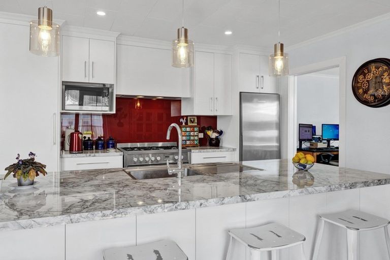 Photo of property in 30 Kahikatea Street, Inglewood, 4330