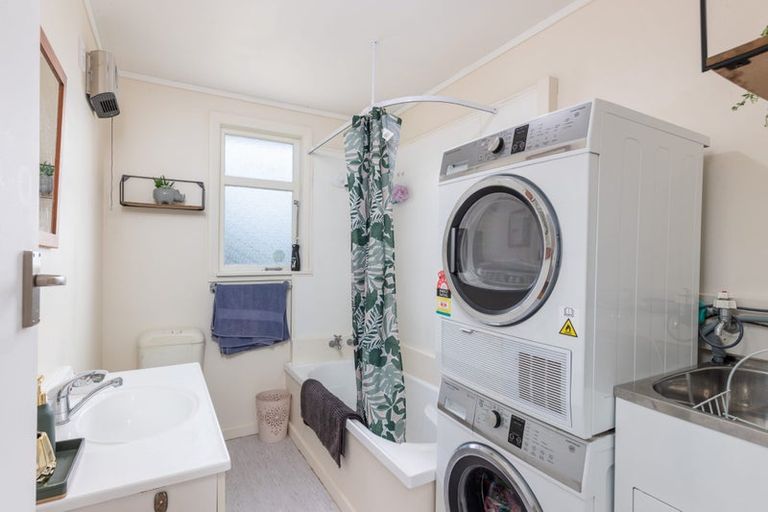 Photo of property in 11 Dorset Grove, Cannons Creek, Porirua, 5024