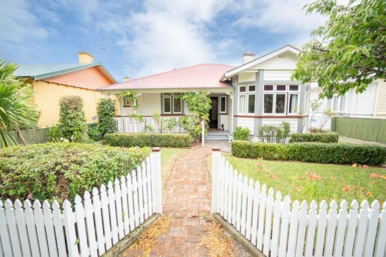 Photo of property in 19 Kingswood Street, Takaro, Palmerston North, 4412