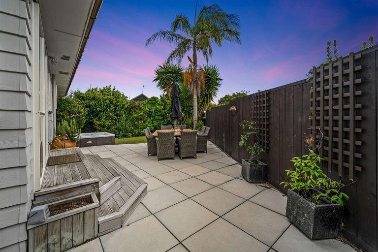 Photo of property in 2/118 East Coast Road, Forrest Hill, Auckland, 0620